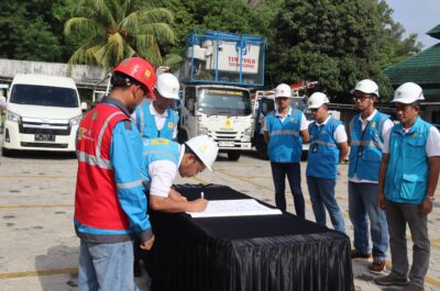 Managemen Mitra Pelaksana Pelayanan Teknik dan Petugas Pelayanan Teknik saat Penandatanganan bersama Management PLN atas Komitmen K3 tahun 2025