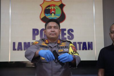 Kapolres Lampung Selatan, AKBP Yusriandi Yusrin saat memegang barang bukti senjata airsoft gun yang digunakan oknum KSOP untuk menodong petugas parkir ASDP. Foto: Dok Humas Polres Lampung Selatan