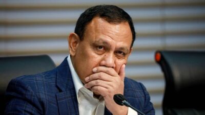 Ketua KPK Firli Bahuri saat memimpin konpers penahanan OTT Pj Bupati Sorong, Selasa (14/11/2023). Foto: Ist