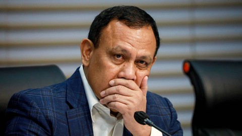 Ketua KPK Firli Bahuri saat memimpin konpers penahanan OTT Pj Bupati Sorong, Selasa (14/11/2023). Foto: Ist