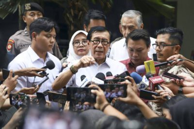 Mantan Menkumham Yasonna Laoly berjalan meninggalkan gedung usai memenuhi panggilan penyidik KPK menjalani pemeriksaan di Gedung Merah Putih KPK, Jakarta, Rabu (18/12/2024). Foto: Istimewa