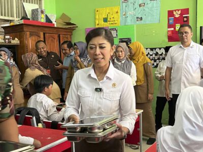 Menkomdigi Meutya Hafid meninjau langsung lokasi makan bergizi gratis di SDN Cilangkap 5, Depok, Jawa Barat, Senin (6/1/2025). Foto: Ist