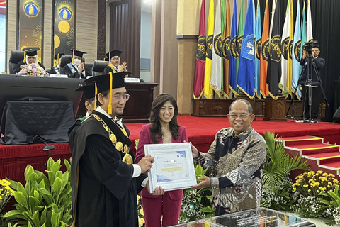 Menteri Komunikasi dan Digital (Menkomdigi), Meutya Hafid, meresmikan AI Center pertama di Universitas Brawijaya, Malang, Jawa Timur, Minggu (5/1/2025). Foto: Ist
