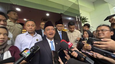 Menteri ESDM Bahlil Lahadalia menjawab pertanyaan wartawan saat dijumpai di Kantor Kementerian ESDM, Jakarta, Kamis (16/1/2025). Foto: Kumparan