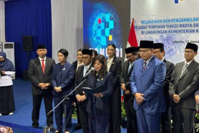 Menteri Komunikasi dan Digital Meutya Hafid bersama Wamennya, Nezar Patria (kiri Meutya) dan Angga Raka Prabowo (kanan Meutya) bersama para pejabat baru Kemenkomdigi di kantor Kemenkomdigi, Jakarta pada Senin (13/1/2025). Foto: Kumparan