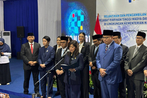 Menteri Komunikasi dan Digital Meutya Hafid bersama Wamennya, Nezar Patria (kiri Meutya) dan Angga Raka Prabowo (kanan Meutya) bersama para pejabat baru Kemenkomdigi di kantor Kemenkomdigi, Jakarta pada Senin (13/1/2025). Foto: Kumparan