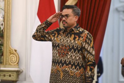 Menteri UMKM, Maman Abdurrahman berdiri saat dipanggil Presiden Prabowo Subianto dalam pengumuman jajaran menteri Kabinet Merah Putih di Istana Merdeka, Jakarta, Minggu (20/10/2024). Foto: Ist