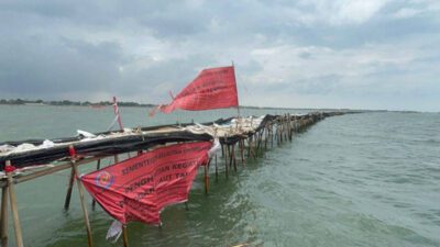 Pagar bambu yang disegel KKP di kawasan pesisir Kabupaten Tangerang, Banten