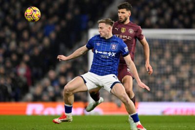 Pemain Manchester City Ruben Dias berebut bola dengan pemain Ipswich Town Liam Delap pada pertandingan Liga Inggris di Portman Road, Ipswich, Inggris, Minggu (19/1/2025). Foto: REUTERS