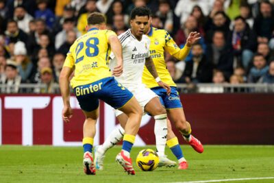 Pemain Real Madrid Rodrygo berebut bola dengan pemain Las Palmas Juanma Herzog pada pertandingan Liga Spanyol di Santiago Bernabeu, Madrid, Spanyol, Minggu (19/1/2025). Foto: REUTERS