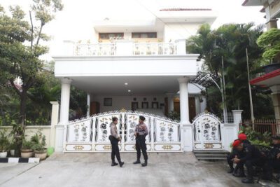 Petugas kepolisian berjaga saat KPK melakukan penggeledahan rumah Sekjen PDI Perjuangan Hasto Kristiyanto di Bekasi, Jawa Barat, Selasa (7/1/2025). Foto: Ist