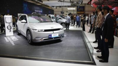 Pengunjung melihat mobil Hyundai Ioniq 5 pada ajang pameran GIIAS 2022 di ICE BSD, Tangerang, Kamis (11/8). Foto: kumparan