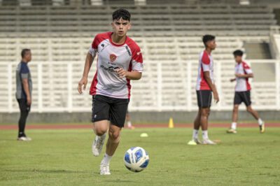 Pesepak bola Timnas Indonesia U-20 Matthew Baker mengikuti sesi latihan di Stadion Madya, Kompleks Gelora Bung Karno, Senayan, Jakarta, Rabu (15/1/2025). Foto: ANTARA