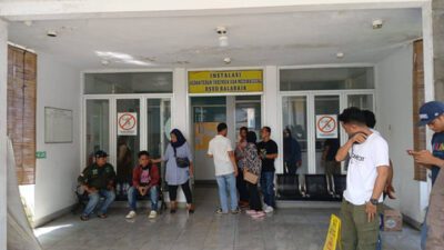 Keluarga korban IAR (48) kasus penembakan di rest area Tol Tangerang saat ditemui di RSUD Balairaja, Kamis (2/1/2024). Foto: Istimewa