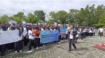 Ratusan tenaga Guru Honorer Gelar Aksi Damai, Adukan Nasibnya di Pemkab Way Kanan