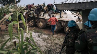 Relawan Palang Merah naik ke kendaraan lapis baja misi Perserikatan Bangsa-Bangsa di DR Kongo (MONUSCO) untuk melindungi diri dari peluru selama serangan oleh milisi Codeco. Foto: AFP