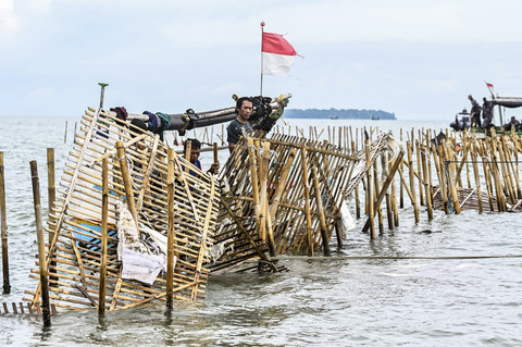 Sejumlah nelayan membongkar pagar laut yang terpasang di kawasan pesisir Tanjung Pasir, Kabupaten Tangerang, Banten, Sabtu (18/1/2025). Foto: Istimewa
