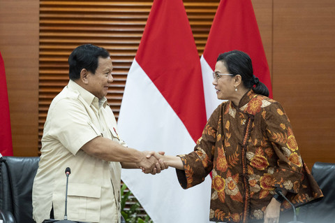 Presiden Prabowo Subianto (kiri) berjabat tangan dengan Menteri Keuangan Sri Mulyani (kanan) usai menyampaikan keterangan pers terkait kenaikan tarif Pajak Pertambahan Nilai (PPN) di Kantor Kementerian Keuangan, Jakarta, Selasa (31/12/2024). Foto: Ist