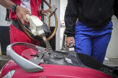 Petugas mengisi bahan bakar minyak (BBM) jenis Pertalite untuk kendaraan roda dua pada salah satu SPBU di Jakarta, Senin (18/11/2024). Foto: Ist