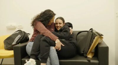 Tiga tawanan Israel yang dibebaskan Hamas saat bertemu dengan ibu mereka. Foto: IDF