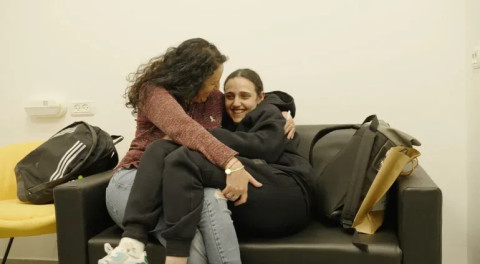 Tiga tawanan Israel yang dibebaskan Hamas saat bertemu dengan ibu mereka. Foto: IDF