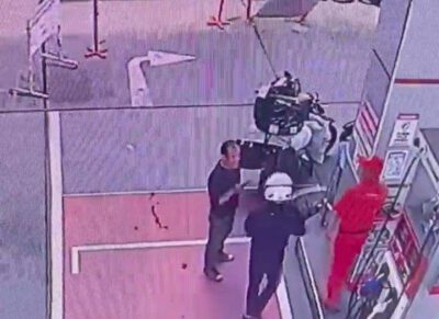 Insiden penyerangan terhadap seorang kurir jasa pengiriman J&T. Foto: Tangkaplayar video