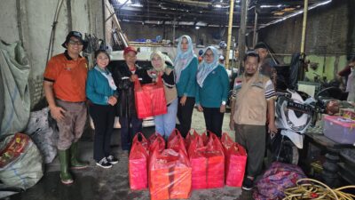 Wardiana, Ketua RT 17 Binglu Kelurahan Way Lunik Kecamatan Panjang Bandar Lampung menerima bantuan seratus paket nasi dari pengurus YBM PLN kolaborasi bersama PIKK PLN.