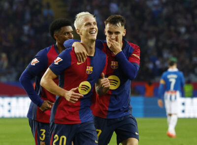 Dani Olmo dari FC Barcelona merayakan dengan Marc Casado dan Alejandro Balde setelah mencetak gol ketiga pada pertandingan LaLiga antara FC Barcelona melawan Espanyol di Estadi Olimpic Lluis Companys, Barcelona, Spanyol, Minggu (3/11/2024). Foto: REUTERS
