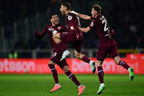 Selebrasi pemain Torino usai mencetak gol ke gawang Juventus pada pertandingan Liga Italia di Stadio Olimpico Grande Torino, Turin, Italia, Sabtu (11/1/2025). Foto: AFP