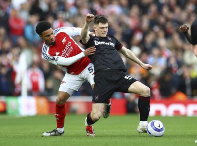 Pemain Arsenal Ethan Nwaneri berebut bola dengan pemain West Ham United Oliver Scarles pada pertandingan Liga Premier Inggris di Emirates Stadium, London, Inggris, Sabtu (22/2/2025). Foto: Reuters
