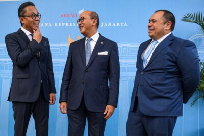 CEO Danantara Rosan Roeslani (tengah) CIO Pandu Patria Sjahrir dan COO Dony Oskaria usai menghadiri peresmian badan pengelola investasi Danantara di Istana Negara, Jakarta, Senin (24/2/2025). Foto: ANTARA