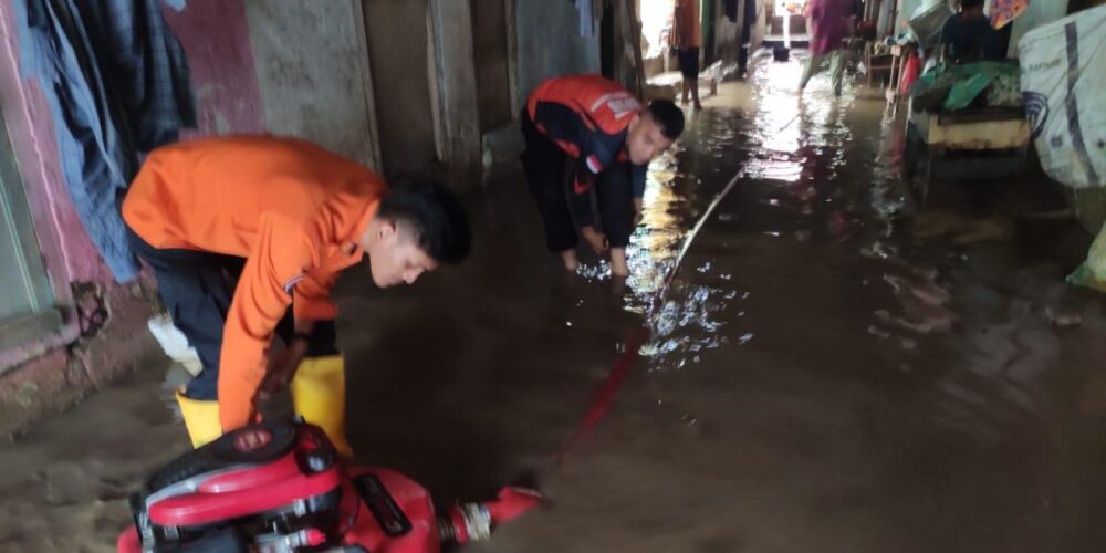 Pemkot Bandar Lampung Bantu Warga Bersihkan Lumpur Sisa Banjir
