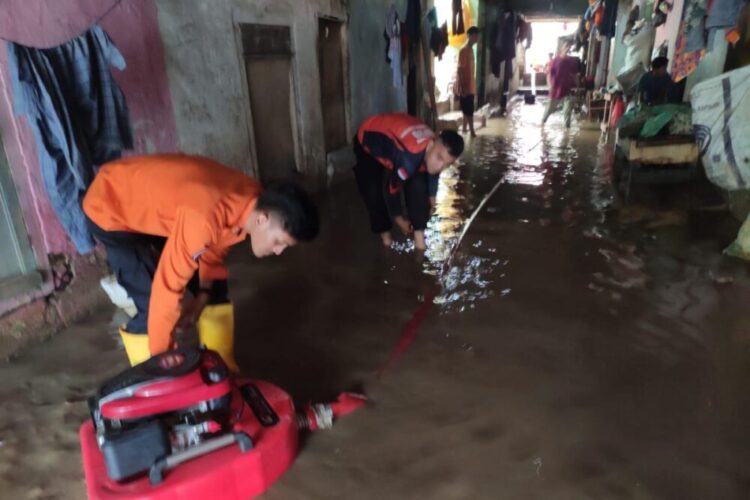Pemkot Bandar Lampung Bantu Warga Bersihkan Lumpur Sisa Banjir