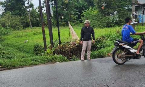 Anggota DPRD Lampung Selatan, dari Fraksi PAN, Agus Sartono saat meninjau lokasi