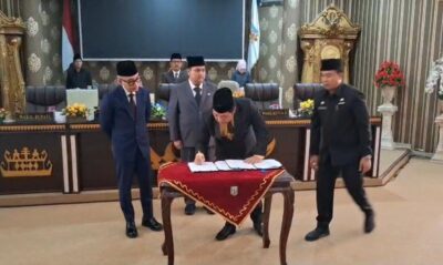 H. Taden Adipati Suarya, SH., MM., Tandatangani Berita Acara Pengumuman Akhir Masa Jabatan Dalam Sidang Paripurna DPRD Kabupaten Way Kanan