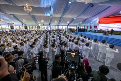 Para kepala daerah mengucapkan sumpah jabatan saat dilantik oleh Presiden Indonesia Prabowo Subianto di Istana Kepresidenan di Jakarta, Kamis (20/2/2025). Foto: AFP