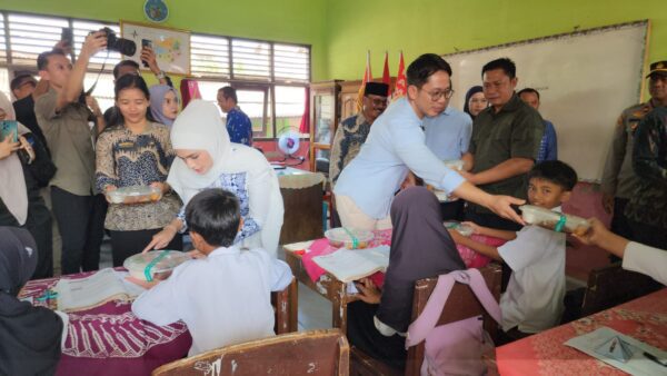 Putri Zulhas Bagikan 420 Paket MBG di SD Negeri 01 Sidorejo Kecamatan Sidomulyo Lamsel