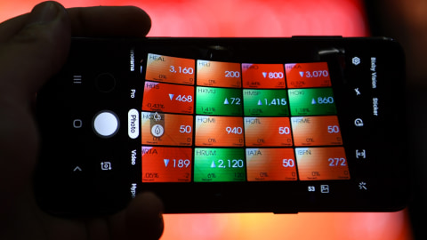 Layar menampilkan pergerakan perdagangan saham di gedung Bursa Efek Indonesia, Jakarta, Jumat (23/10). Foto: Ist