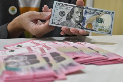 Petugas menyusun yang dolar AS dan rupiah di Bank Syariah Indonesia (BSI), Bekasi, Jawa Barat, Jumat (21/2/2025). Nilai tukar rupiah (kurs) pada pembukaan perdagangan hari Jumat (21/2). Foto: ANTARA