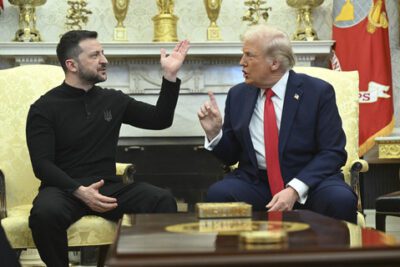 Presiden Amerika Serikat Donald Trump berbincang dengan Presiden Ukraina Volodymyr Zelensky saat melakukan pertemuan kenegaraan di Gedung Putih, Washington DC, Amerika Serikat, Jumat (28/2/2025). Foto: AFP