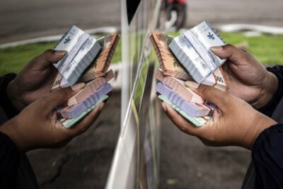 Seorang warga memegang uang rupiah baru yang ditukarkan melalui layanan mobil kas keliling Bank Indonesia (BI) di halaman Masjid Agung Jawa Tengah (MAJT), Semarang, Jawa Tengah, Jumat (7/3/2025). Foto: Ist