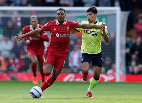 Gravenberch dari Liverpool berusaha mempertahankan bola dari penjagaan Mateus Fernandes dari Southampton di Liga Primer saat Liverpool melawan Southampton di Anfield, Liverpool, Inggris,8 Maret 2025. Foto: REUTERS