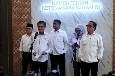 Menteri Ketenagakerjaan Yassierli saat menyampaikan keterangan pers terakit THR Keagamaan 2025 di Kementerian Ketenagakerjaan, Jakarta, Selasa (11/3/2025). Foto: Kumparan
