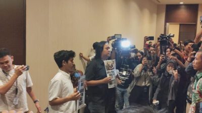 Koalisi Masyarakat Sipil untuk Reformasi Sektor Keamanan memasuki ruangan rapat Panja RUU TNI di Hotel Fairmont, menolak RUU tersebut dilanjutkan dibahas tertutup, Sabtu (15/3/2025). Foto: Ist