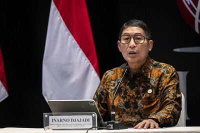 Kepala Eksekutif Pengawas Pasar Modal, Keuangan, Derivatif dan Bursa Karbon OJK Inarno Djajadi menyampaikan pemaparan saat konferensi pers Respon Kebijakan OJK Mengantisipasi Volatilitas Perdagangan Saham di Main Hall BEI, Jakarta, Rabu (19/3/2025). Foto: Ist