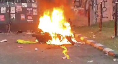 Massa saat menyeret lalu membakar motor berpelat nomor polisi yang melintas di depan Gedung DPR/MPR RI. Foto: Kumparan