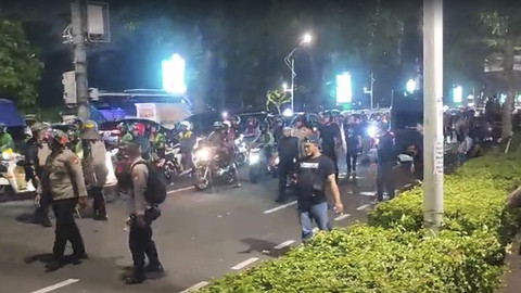 Polisi memukul mundur massa yang demo yang berunjuk rasa di kawasan Senayan, Jakarta, Kamis (27/3/2025). Foto: Kumparan