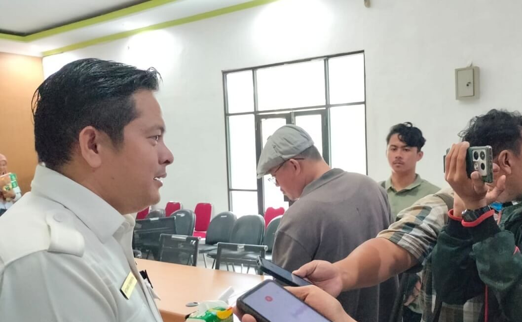 Kepala Badan Perencanaan Pembangunan, Riset dan Inovasi Daerah Kabupaten Kaur Dr. Ir. Hifthario Syahputra, ST, M.Si, IPM, ASEAN Eng menjelaskan persiapan Musrenbangkab, Rabu 19 Maret 2025. -Sumber Foto: RKa