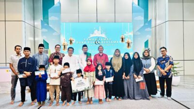General Manager PLN UID Lampung (lima dari kiri) Muhammad Joharifin, menyerahkan secara langsung santunan untuk Yatim Dhuafa di momen Ramadhan 1446H