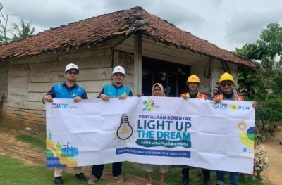 Tim PLN ULP Menggala berfoto bersama Lilik Suryani, warga Penawar Jaya, Tulang Bawang salah satu penerima bantuan Penyambungan Listrik Gratis
